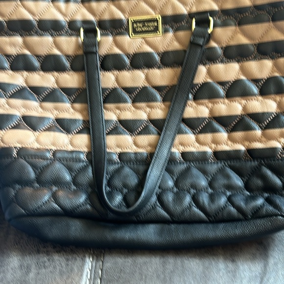 Betty Johnson eclectically paired tote and wallet.(SKU 245) - Picture 4 of 16